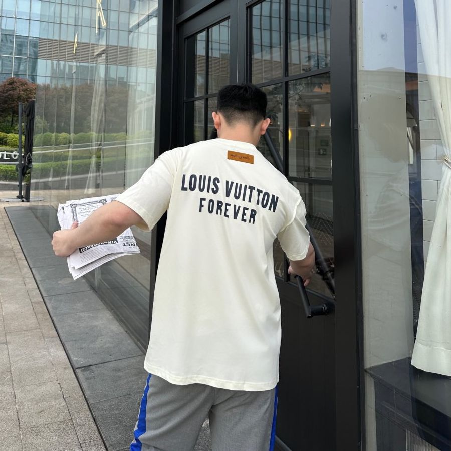 [루이비통] 인버티드 빅 브이 로고 티셔츠