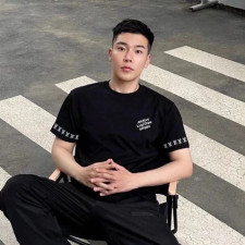 [루이비통] 소매 로고 코튼 크루넥 티셔츠