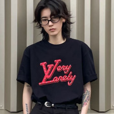 [루이비통] 진주 슬로건 프린트 티셔츠