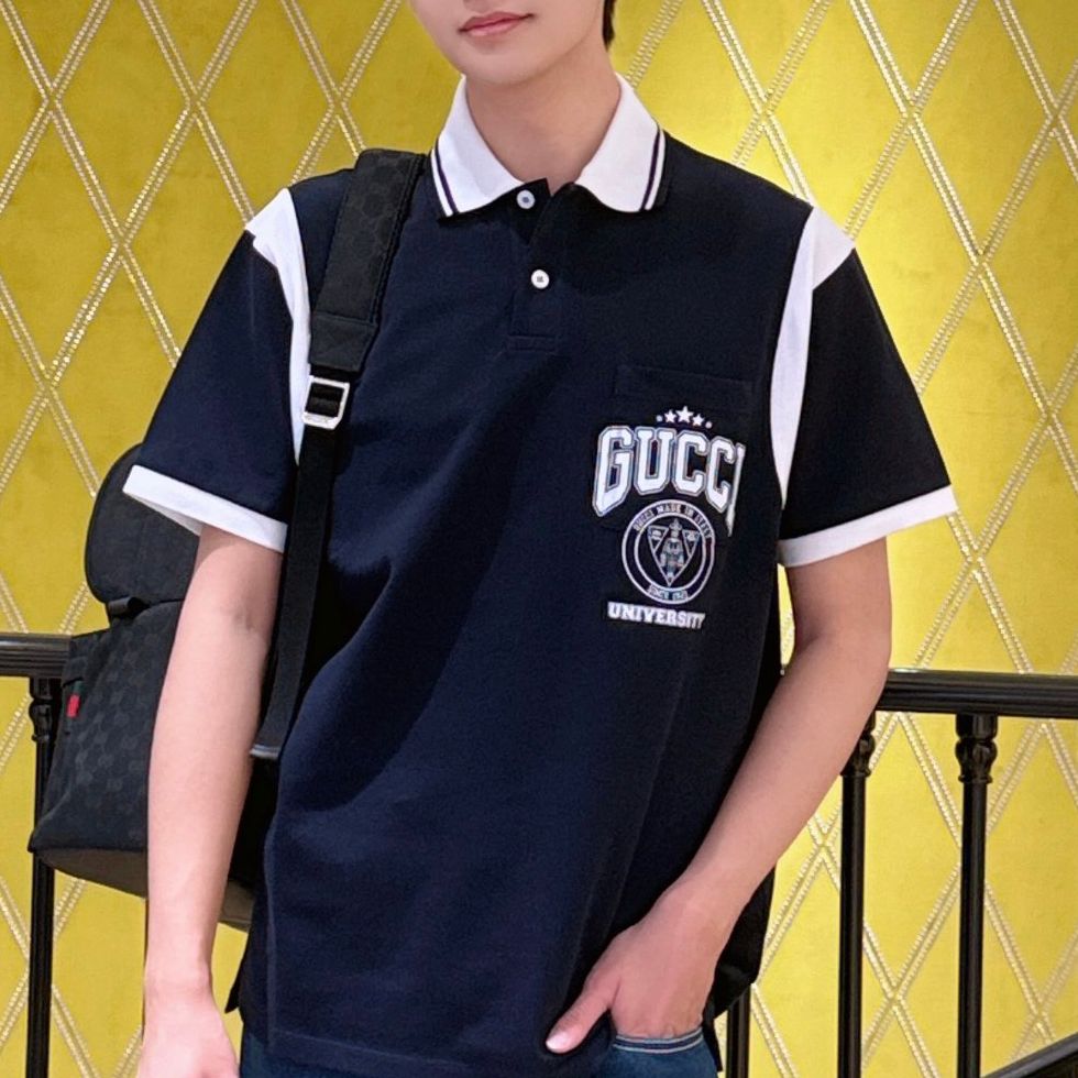 [구찌] 유니버시티 프린트 코튼 폴로 셔츠