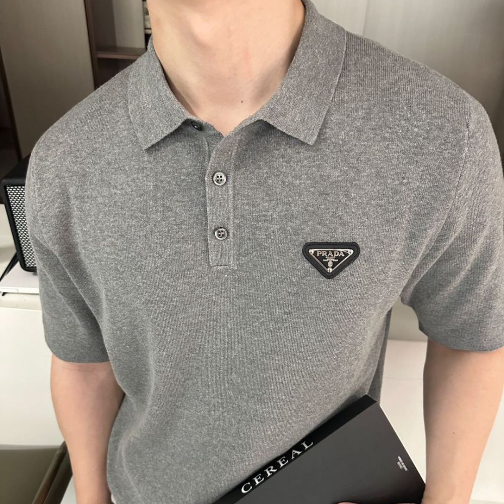 [프라다] PRADA 트라이앵글 탭 폴로 티셔츠