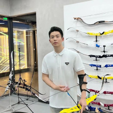 [프라다] PRADA 트라이앵글 탭 폴로 티셔츠