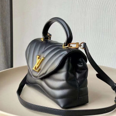 [루이비통] Louis Vuitton Hold Me TOP HANDLE CROSS BAG M21797 - 루이비통 홀드미 탑핸들 크로스백  23 x 15 x 10cm / 28cm