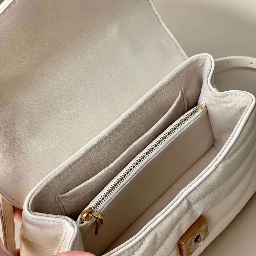 [루이비통] Louis Vuitton Hold Me TOP HANDLE CROSS BAG M21797 - 루이비통 홀드미 탑핸들 크로스백  23 x 15 x 10cm / 28cm