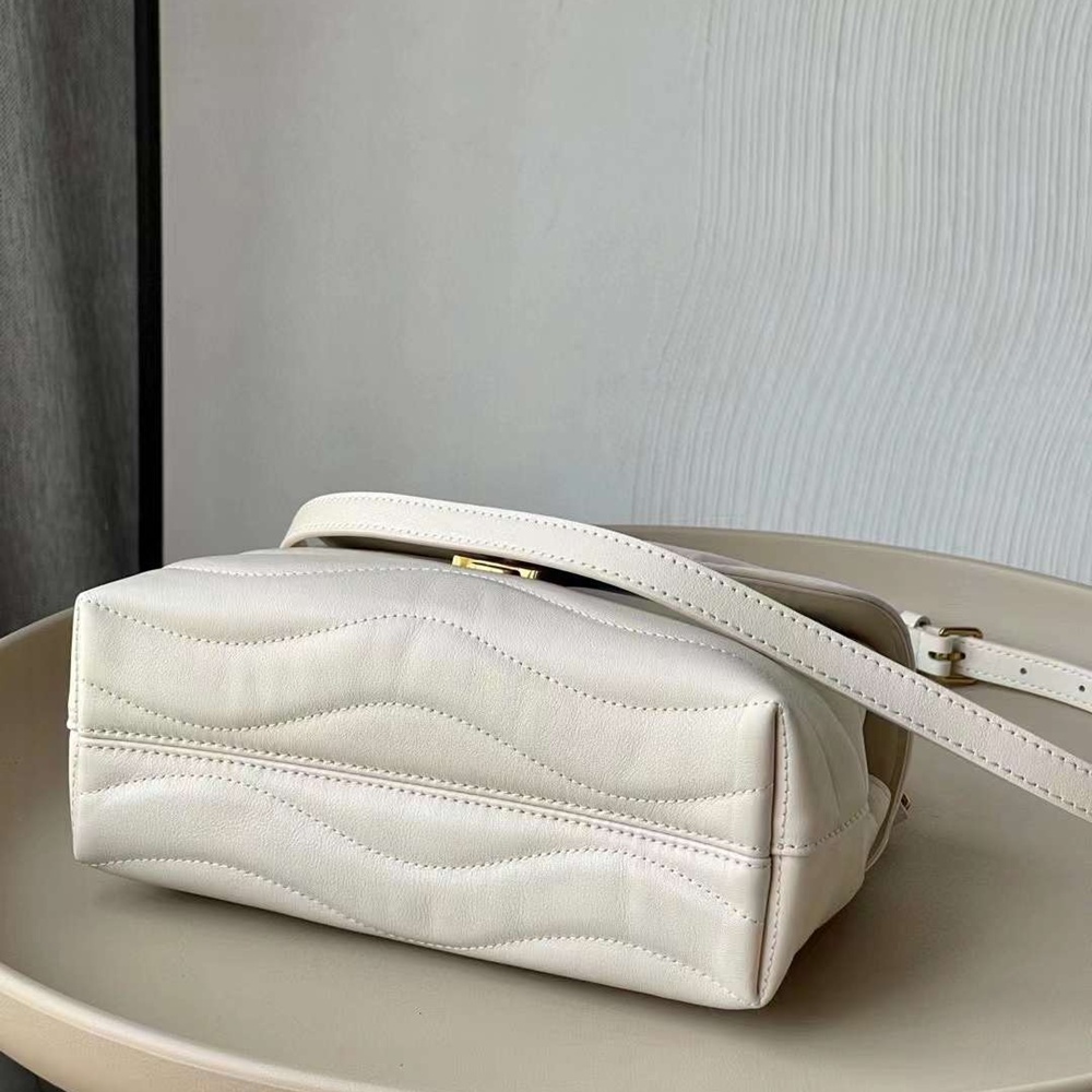 [루이비통] Louis Vuitton Hold Me TOP HANDLE CROSS BAG M21797 - 루이비통 홀드미 탑핸들 크로스백  23 x 15 x 10cm / 28cm