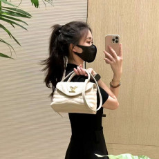 [루이비통] Louis Vuitton Hold Me TOP HANDLE CROSS BAG M21797 - 루이비통 홀드미 탑핸들 크로스백  23 x 15 x 10cm / 28cm