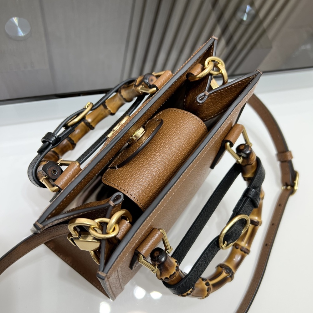 [GUCCI]  구찌 다이애나 미니 토트백 702732 Diana Mini Tote Bag 20 x 16 x 10 cm