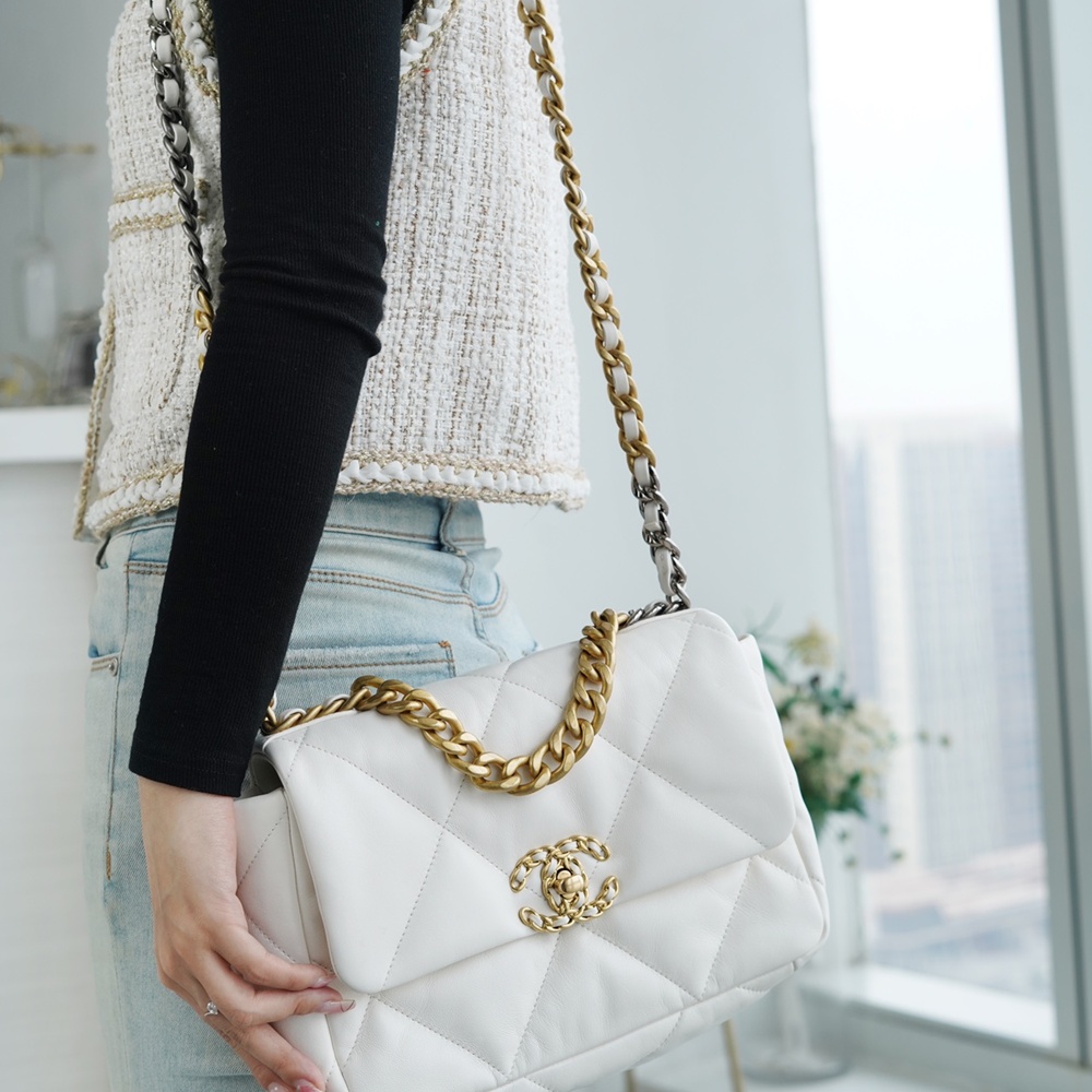 [CHANEL] 샤넬 19백 미디움 플랩백 26cm x 16cm x 9 cm