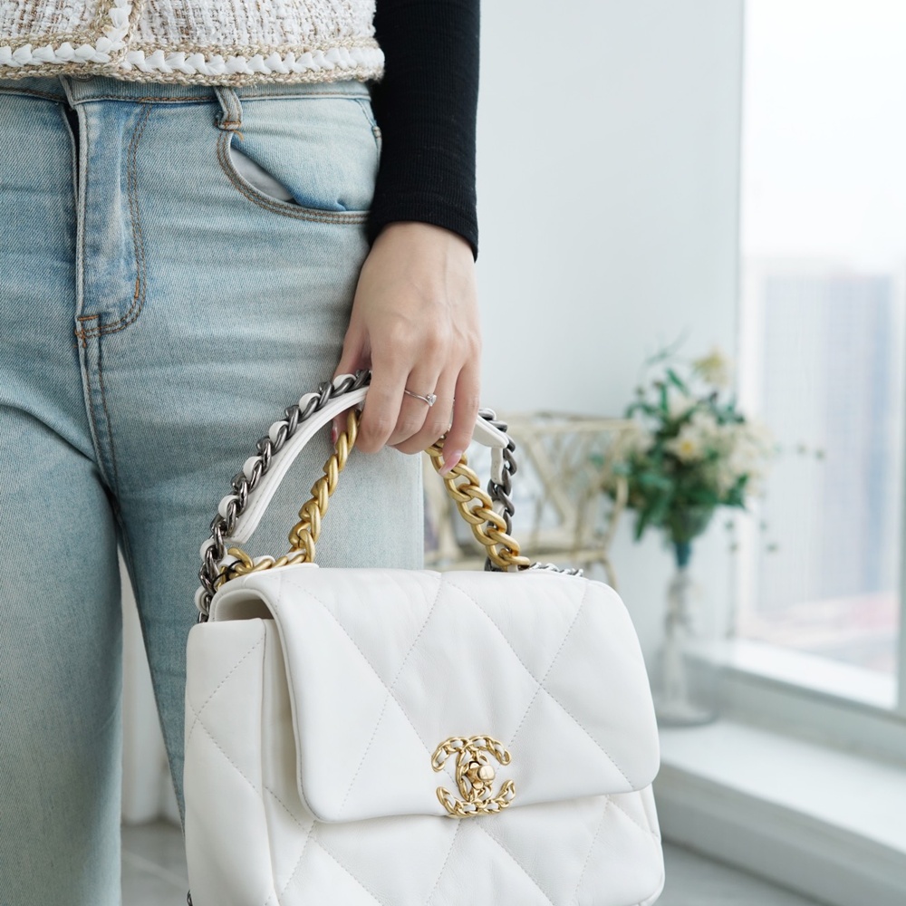 [CHANEL] 샤넬 19백 미디움 플랩백 26cm x 16cm x 9 cm