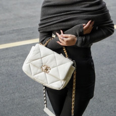 [CHANEL] 샤넬 19백 미디움 플랩백 26cm x 16cm x 9 cm