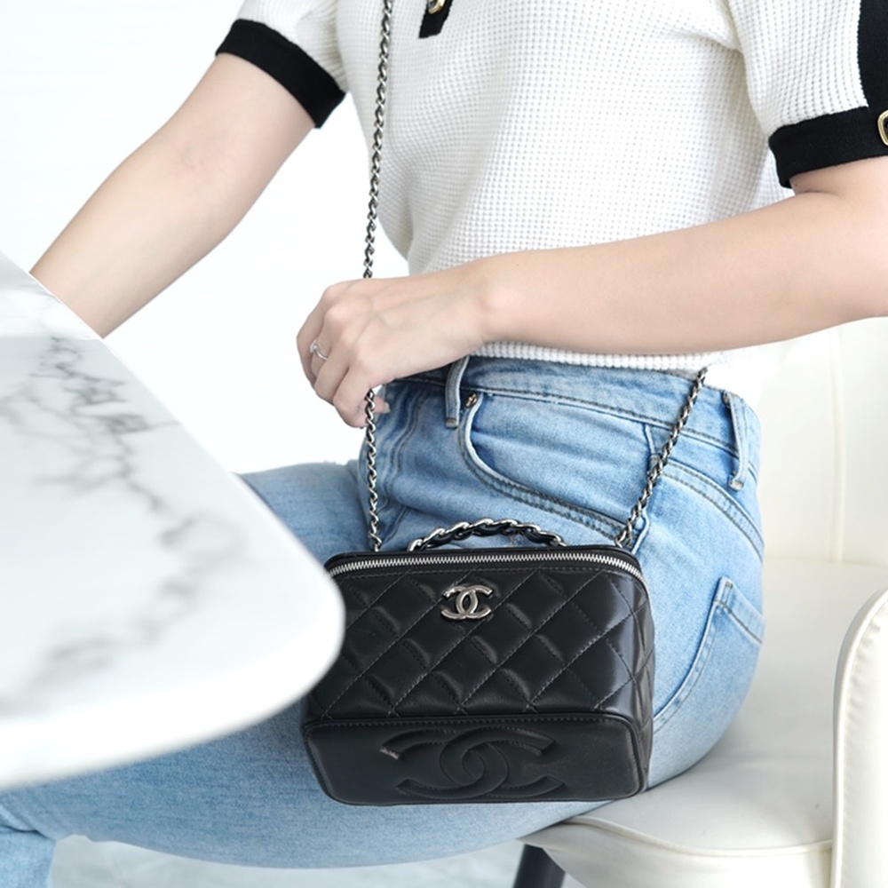 [CHANEL] 샤넬 CHANEL 샤넬 램스킨 코스메틱 케이스 체인백 9.5 x 17 x 8 cm