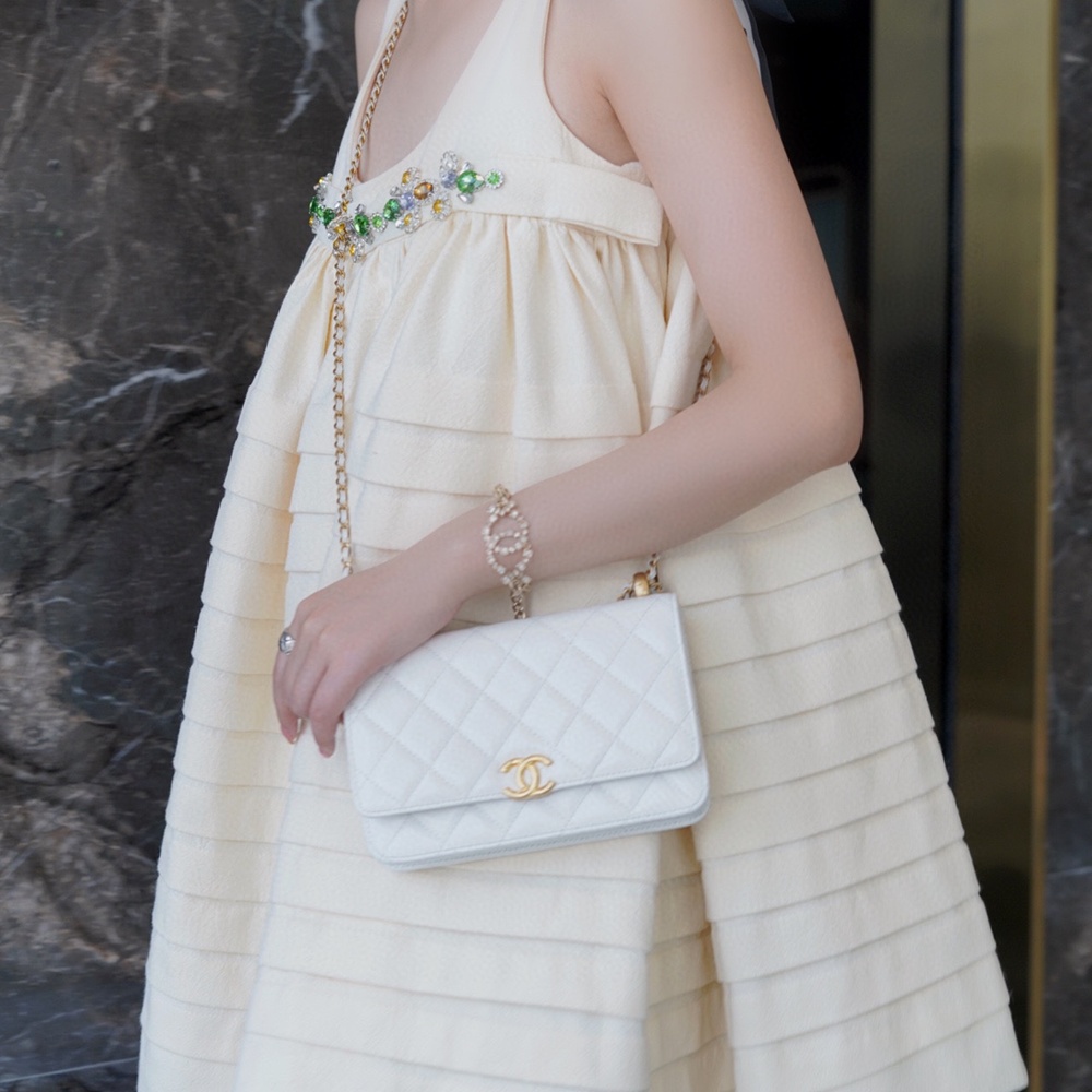 [CHANEL] CHANEL - 샤넬 logo 크로스 WOC 클래식 COCO체인 가로 19.5cm 세로 12cm 폭 4 cm