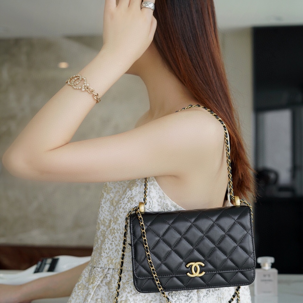 [CHANEL] CHANEL - 샤넬 logo 크로스 WOC 클래식 COCO체인 가로 19.5cm 세로 12cm 폭 4 cm