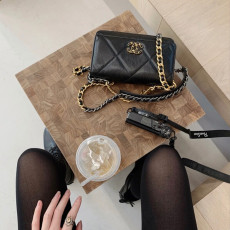 [CHANEL] CHANEL - 샤넬 logo 크로스 WOC 클래식 COCO체인 가로 19.5cm 세로 12cm 폭 4 cm