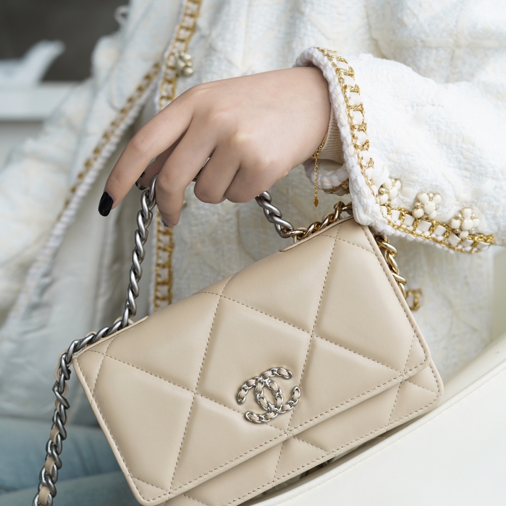 [CHANEL] CHANEL - 샤넬 logo 크로스 WOC 클래식 COCO체인 가로 19.5cm 세로 12cm 폭 4 cm