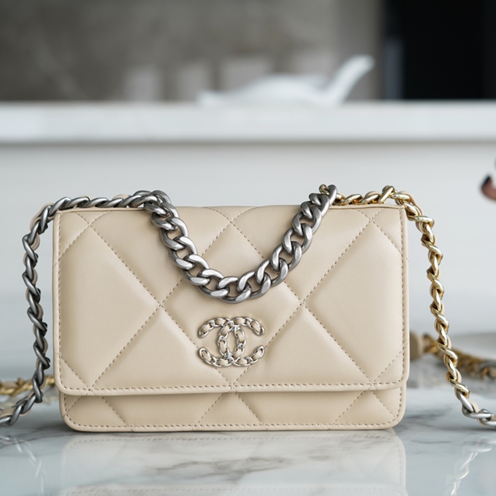 [CHANEL] CHANEL - 샤넬 logo 크로스 WOC 클래식 COCO체인 가로 19.5cm 세로 12cm 폭 4 cm