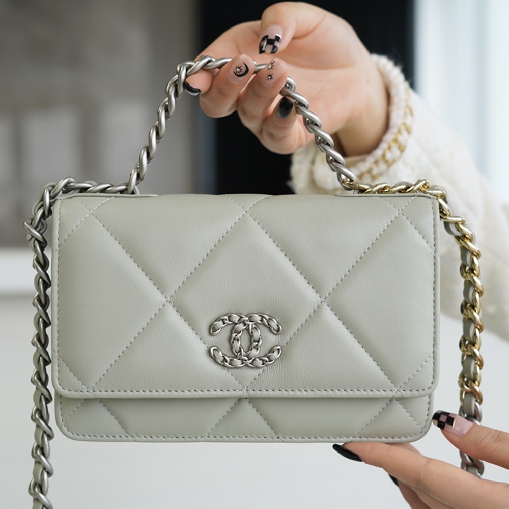 [CHANEL] CHANEL - 샤넬 logo 크로스 WOC 클래식 COCO체인 가로 19.5cm 세로 12cm 폭 4 cm