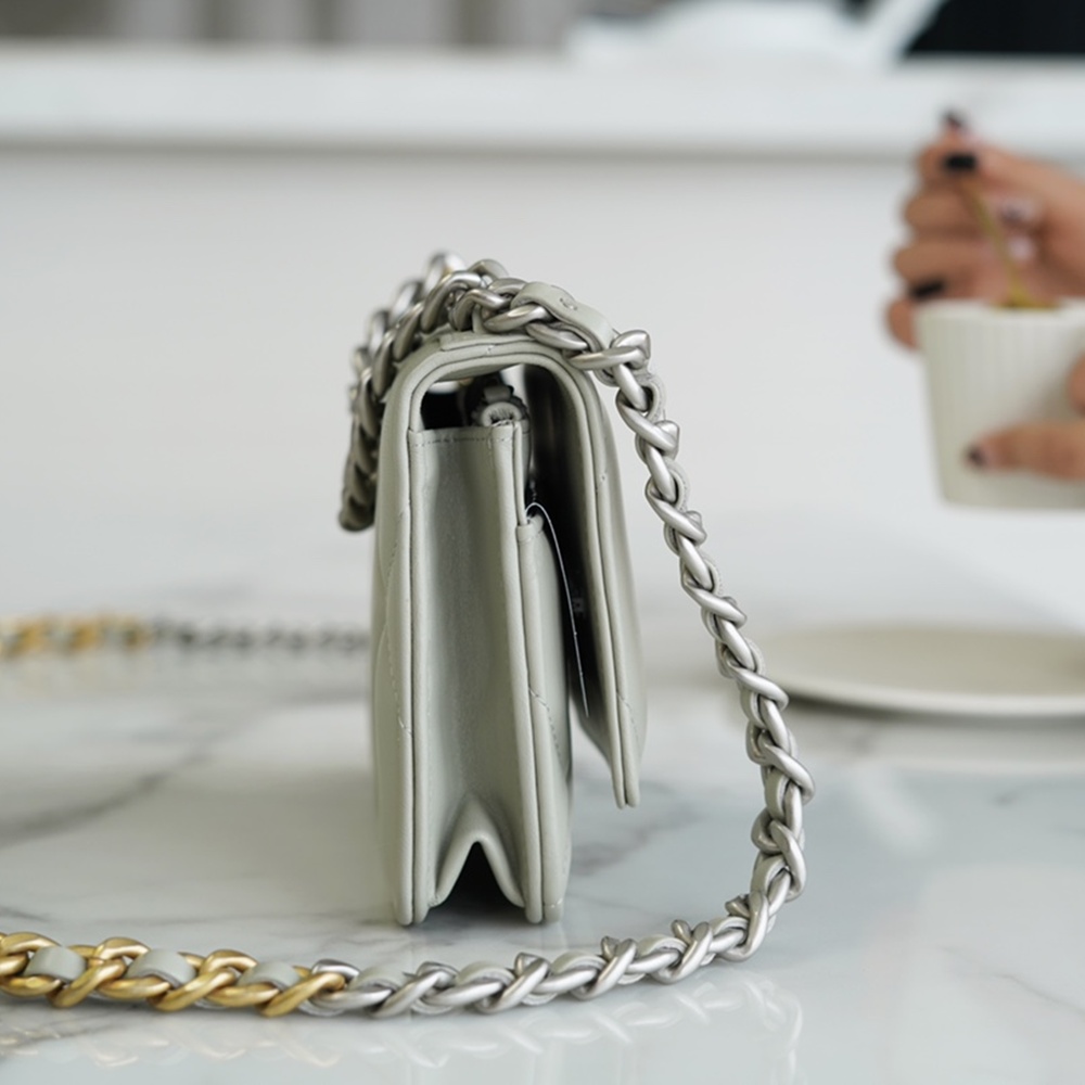 [CHANEL] CHANEL - 샤넬 logo 크로스 WOC 클래식 COCO체인 가로 19.5cm 세로 12cm 폭 4 cm