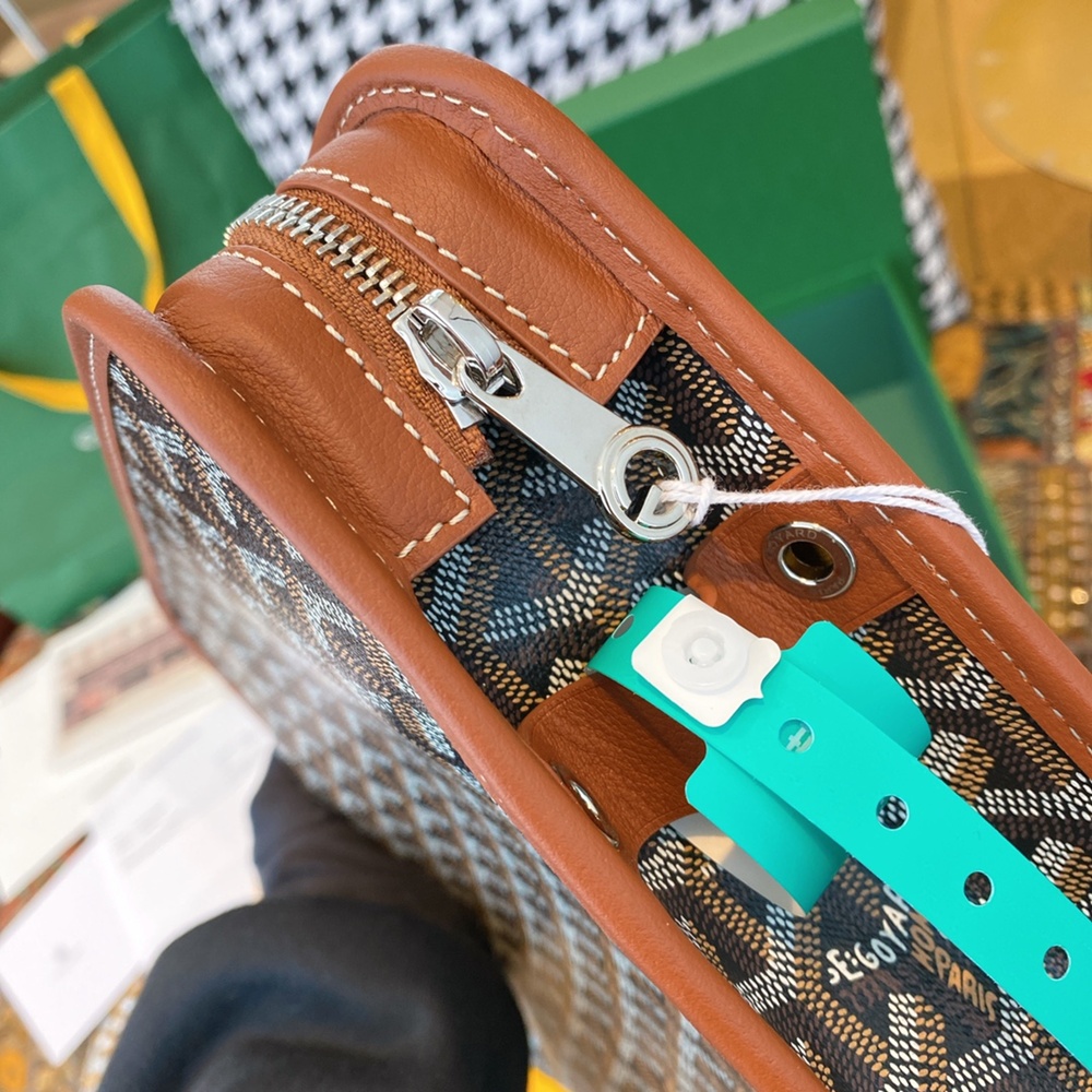 [고야드] Goyard - 고야드 클러치 쥬방스 Goyard Jouvence  MM 25 cm x 18 cm x 7 cm GM 30 x 23 x 7.5cm