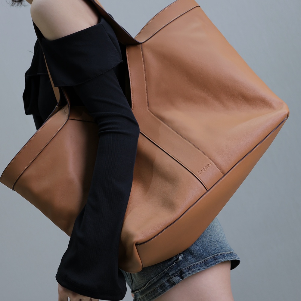 [생로랑] 817602 SAINT LAURENT 생로랑 Y 토트 그레인드 38-50×33×16cm