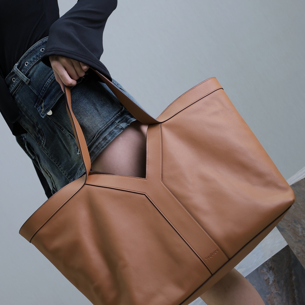 [생로랑] 817602 SAINT LAURENT 생로랑 Y 토트 그레인드 38-50×33×16cm