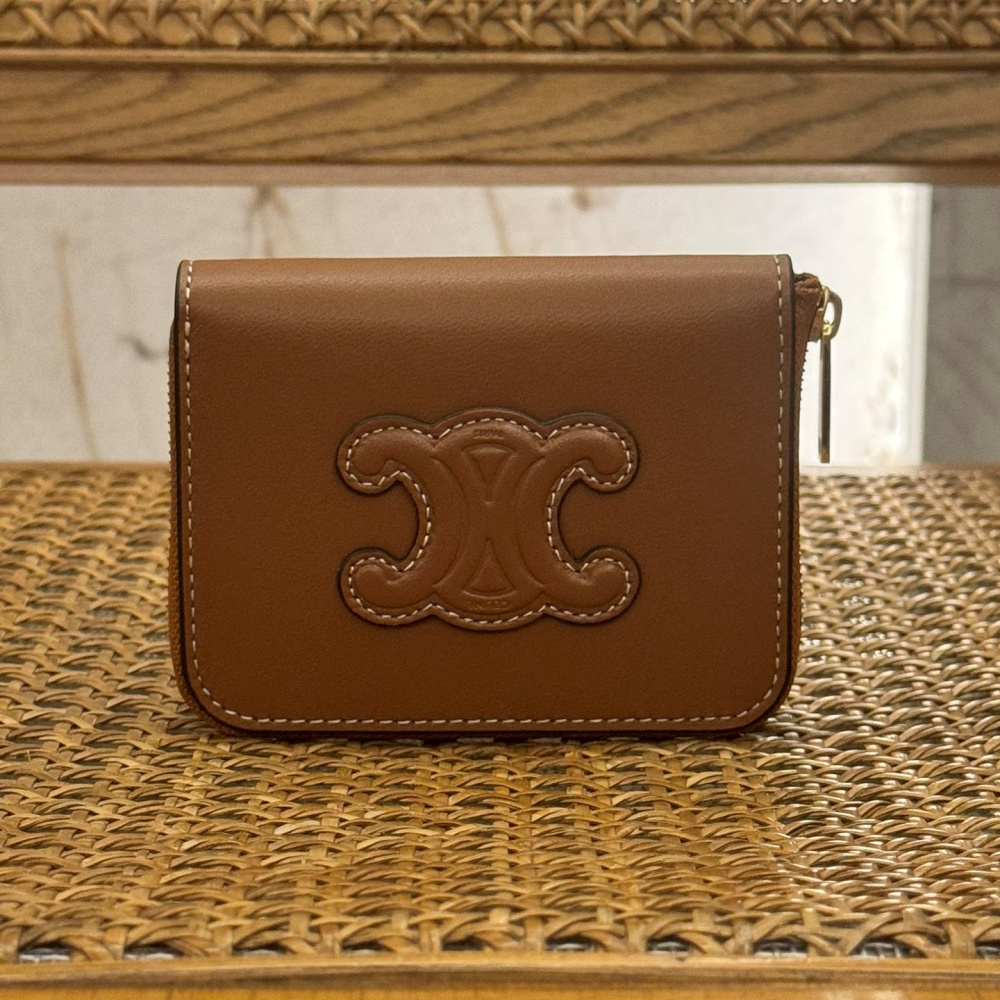 [셀린느] CELINE-  퀴르 트리옹프 컴팩트 지퍼 지갑 – 부드러운 카프스킨