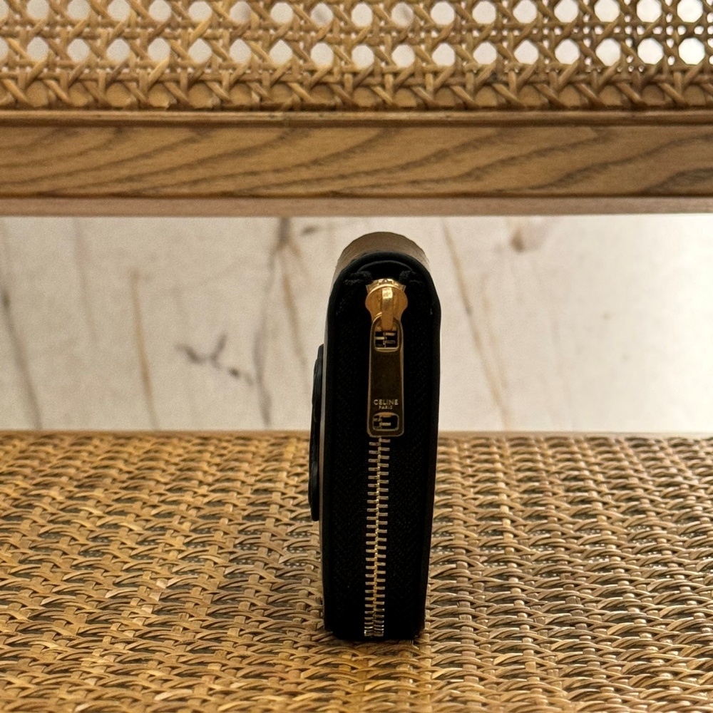 [셀린느] CELINE- 퀴르 트리옹프 컴팩트 지퍼 지갑 – 부드러운 카프스킨 검정