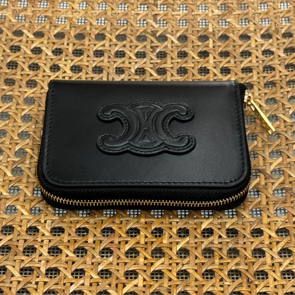 [셀린느] CELINE- 퀴르 트리옹프 컴팩트 지퍼 지갑 – 부드러운 카프스킨 검정