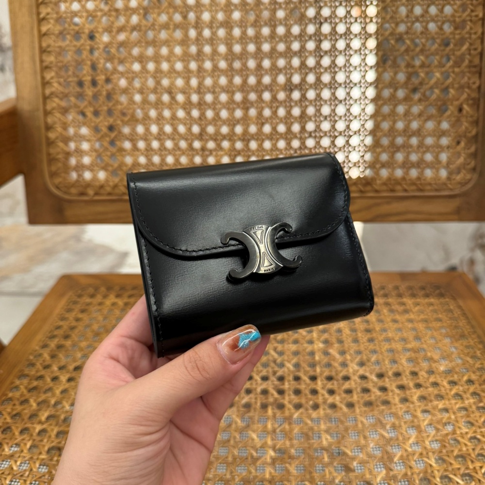 [셀린느] CELINE- 스몰 트리옹프 플랩 지갑 샤이니 카프스킨