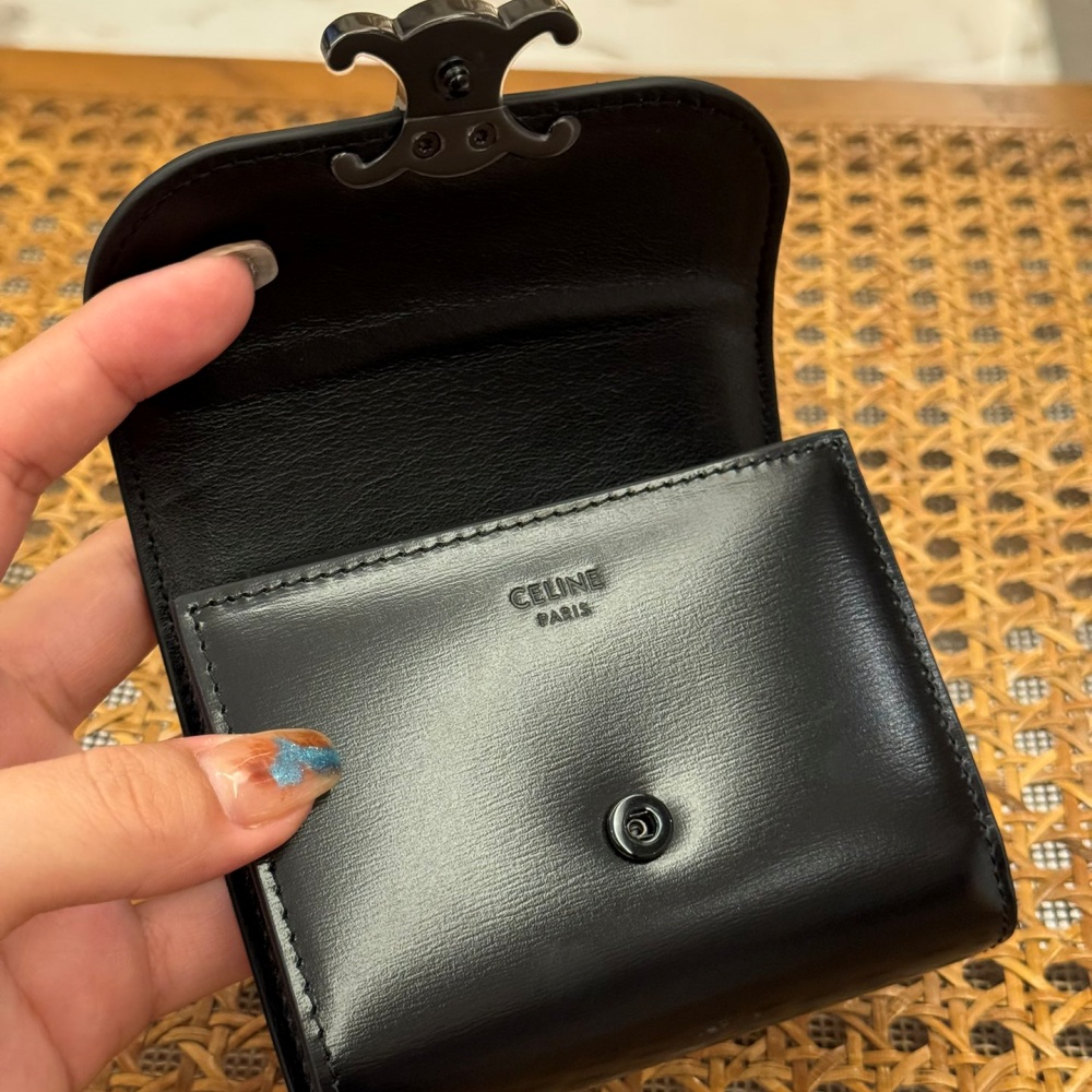 [셀린느] CELINE- 스몰 트리옹프 플랩 지갑 샤이니 카프스킨