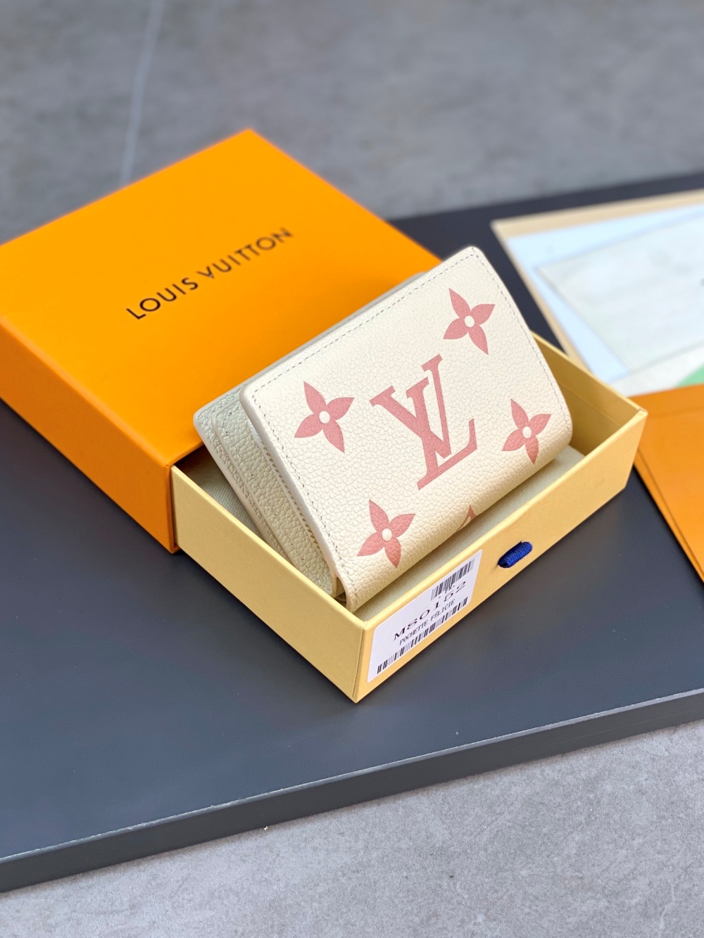 [루이비통]Louis vuitton- 반지갑 클레아 지갑 11*8.5*3.5cm