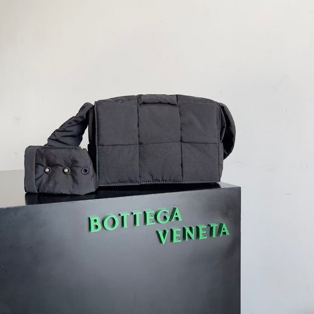 [보테가베네타] BOTTEGA VENETA 스몰 패디드 테크 카세트 숄더백