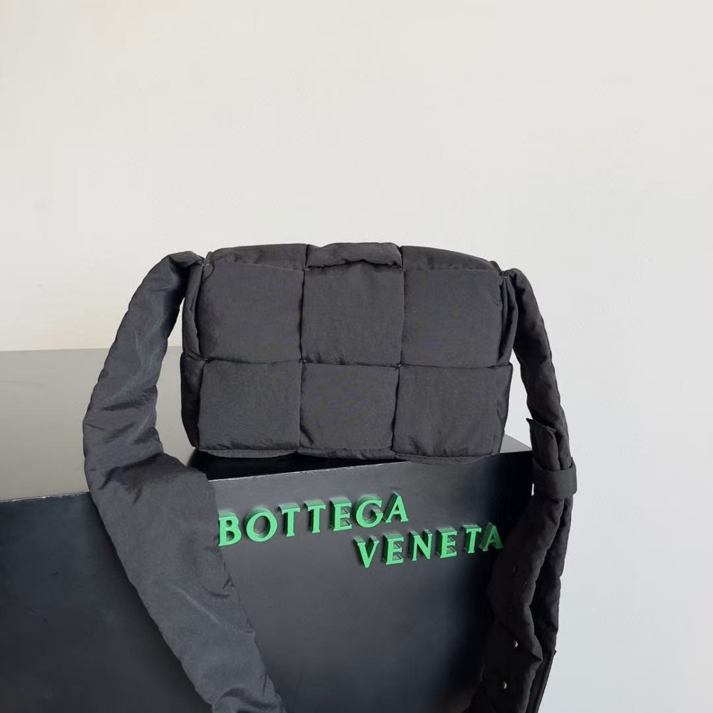 [보테가베네타] BOTTEGA VENETA 스몰 패디드 테크 카세트 숄더백