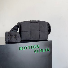 [보테가베네타] BOTTEGA VENETA 스몰 패디드 테크 카세트 숄더백