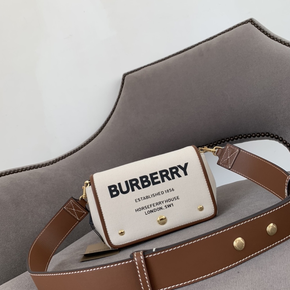 [버버리] Burberry Bag 버버리 호스페리 로고 캔버스 레더 미니 포켓백 19X15X5cm 23X26cm