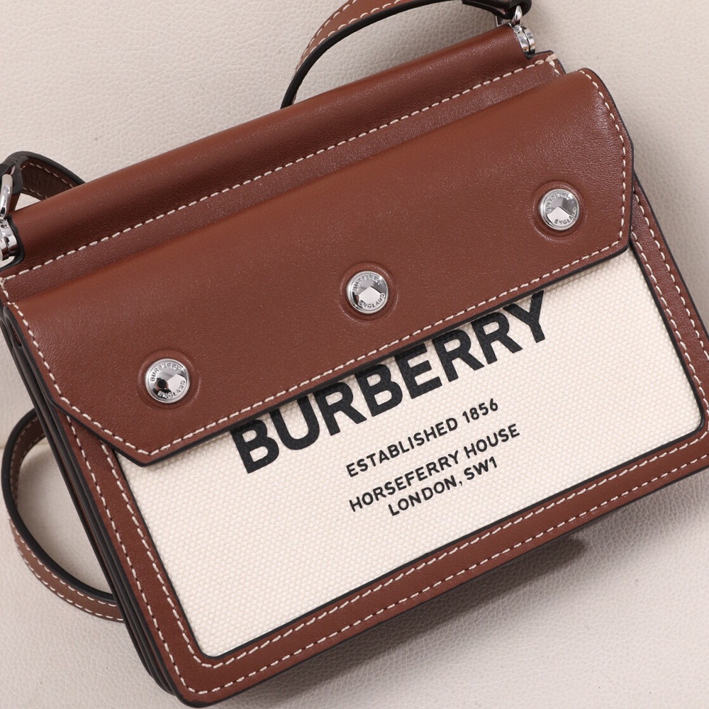 [버버리] Burberry Bag 버버리 호스페리 로고 캔버스 레더 미니 포켓백 19X15X5cm 23X26cm