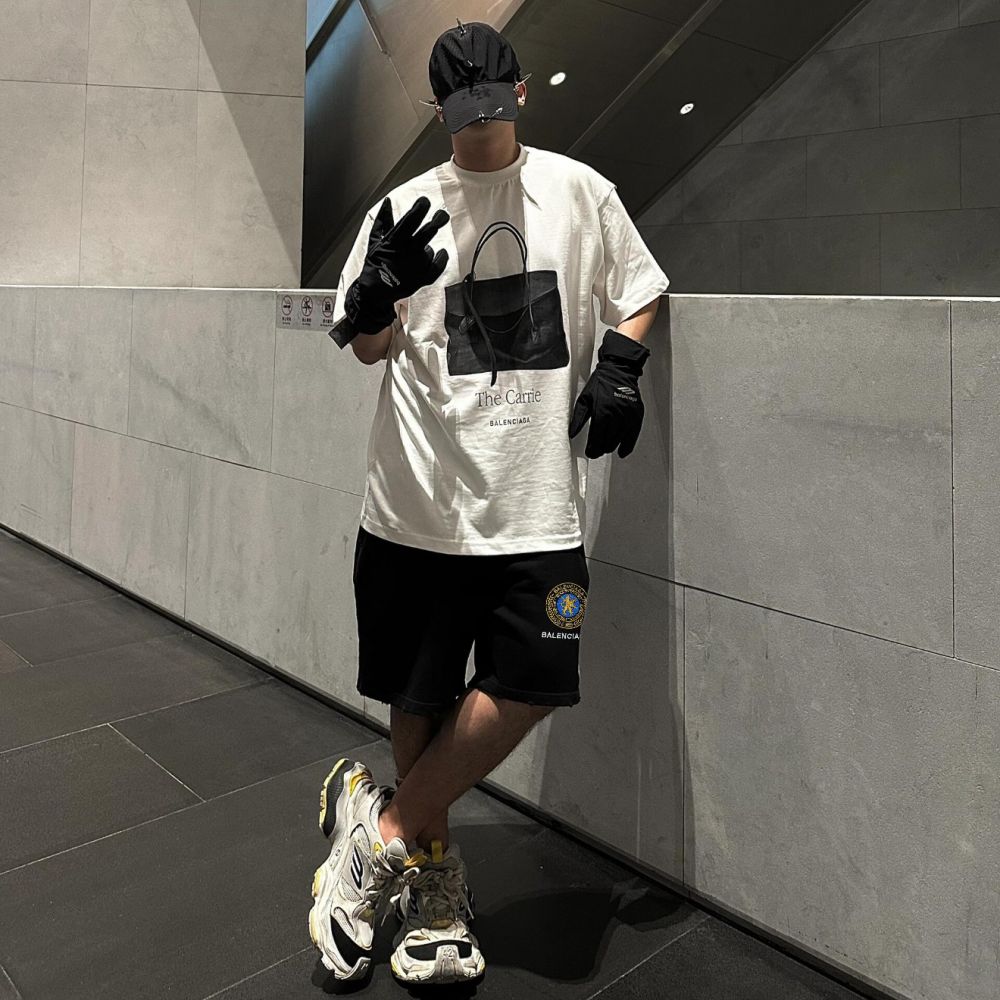 [발렌시아가] BALENCIAGA 로고 배지 스트레이트 쇼츠