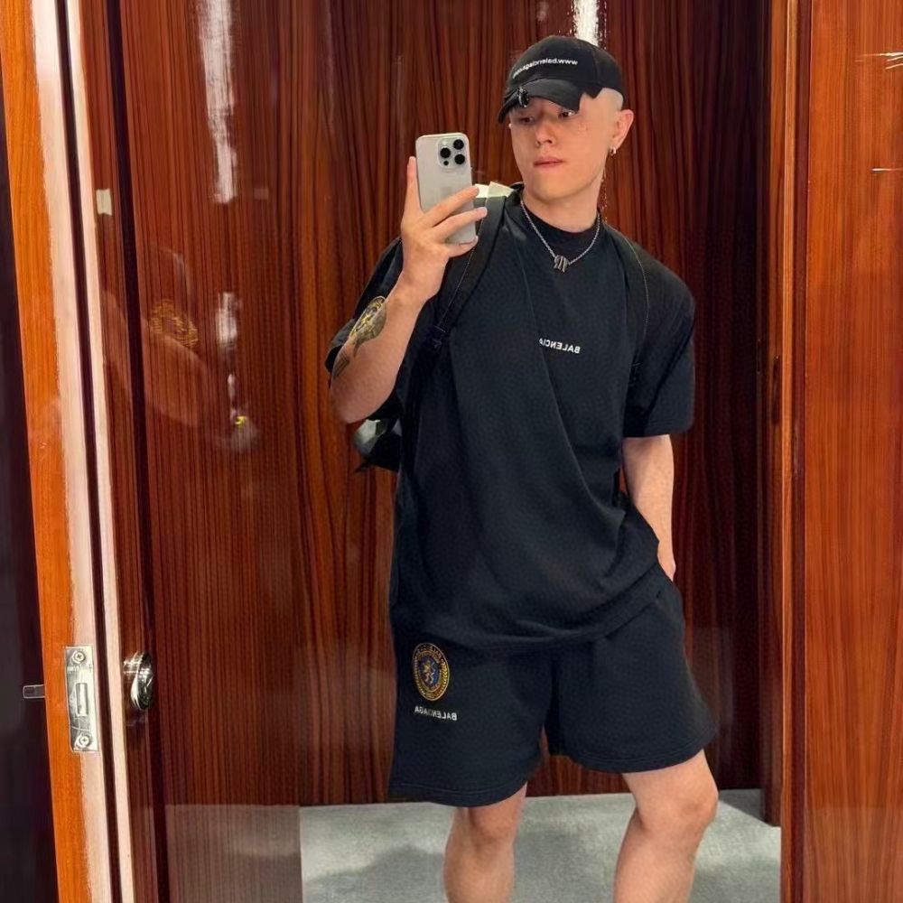 [발렌시아가] BALENCIAGA 로고 배지 스트레이트 쇼츠