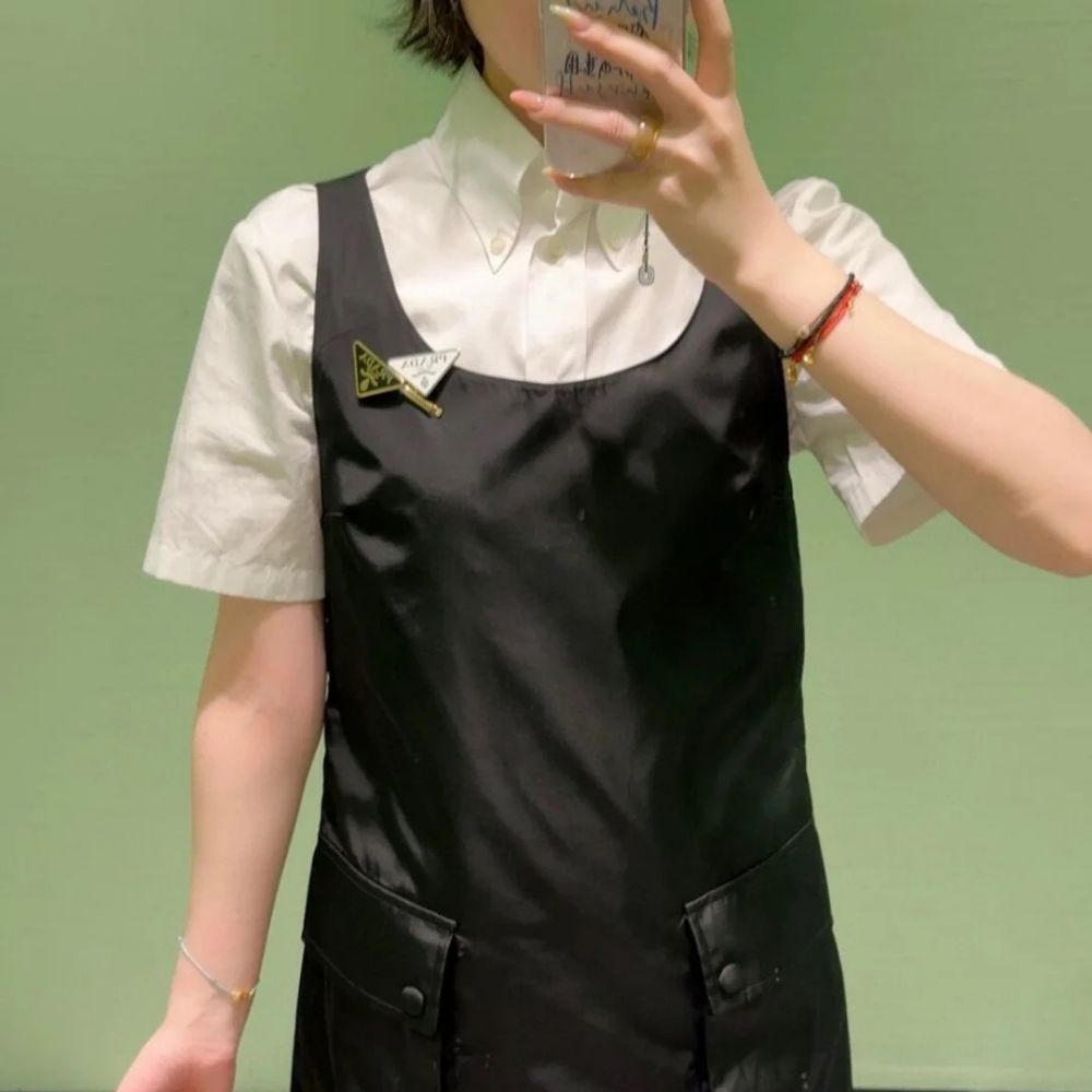 [프라다] PRADA 인버티드 트라이앵글 로고 슬리브리스 드레스