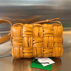 [보테가베네타] BOTTEGA VENETA 카세트숄더백