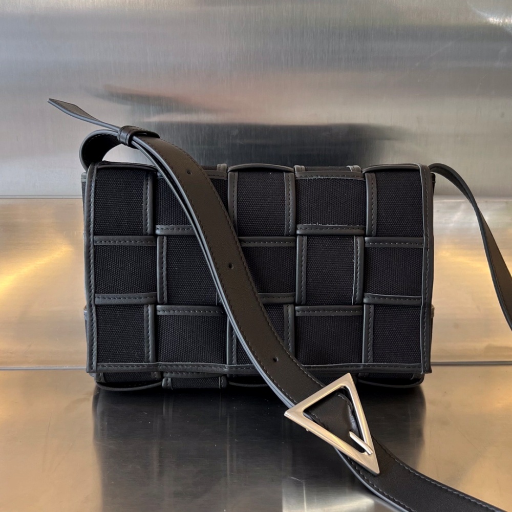 [보테가베네타] BOTTEGA VENETA 카세트숄더백