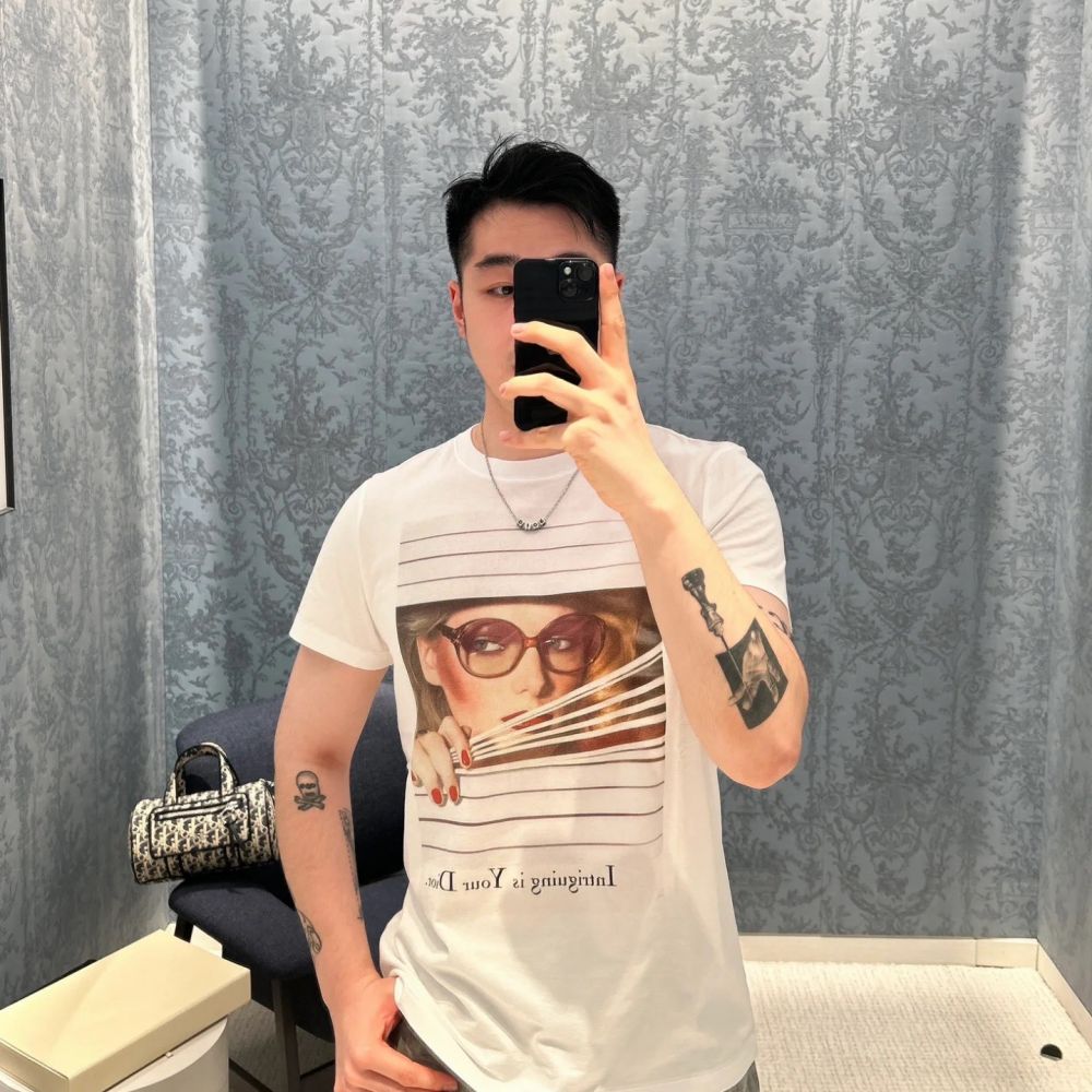 [디올] DIOR 매거진 커버 프린트 티셔츠