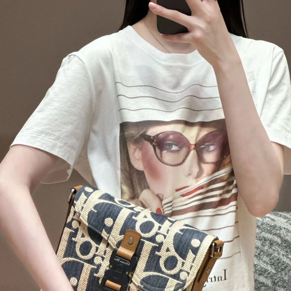 [디올] DIOR 매거진 커버 프린트 티셔츠