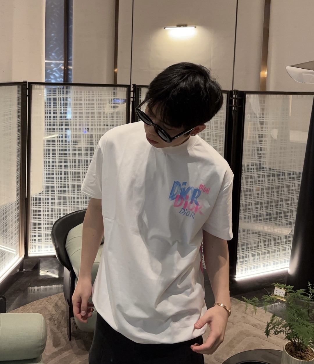 [디올] DIOR 그래피티 핸드프린트 로고 티셔츠