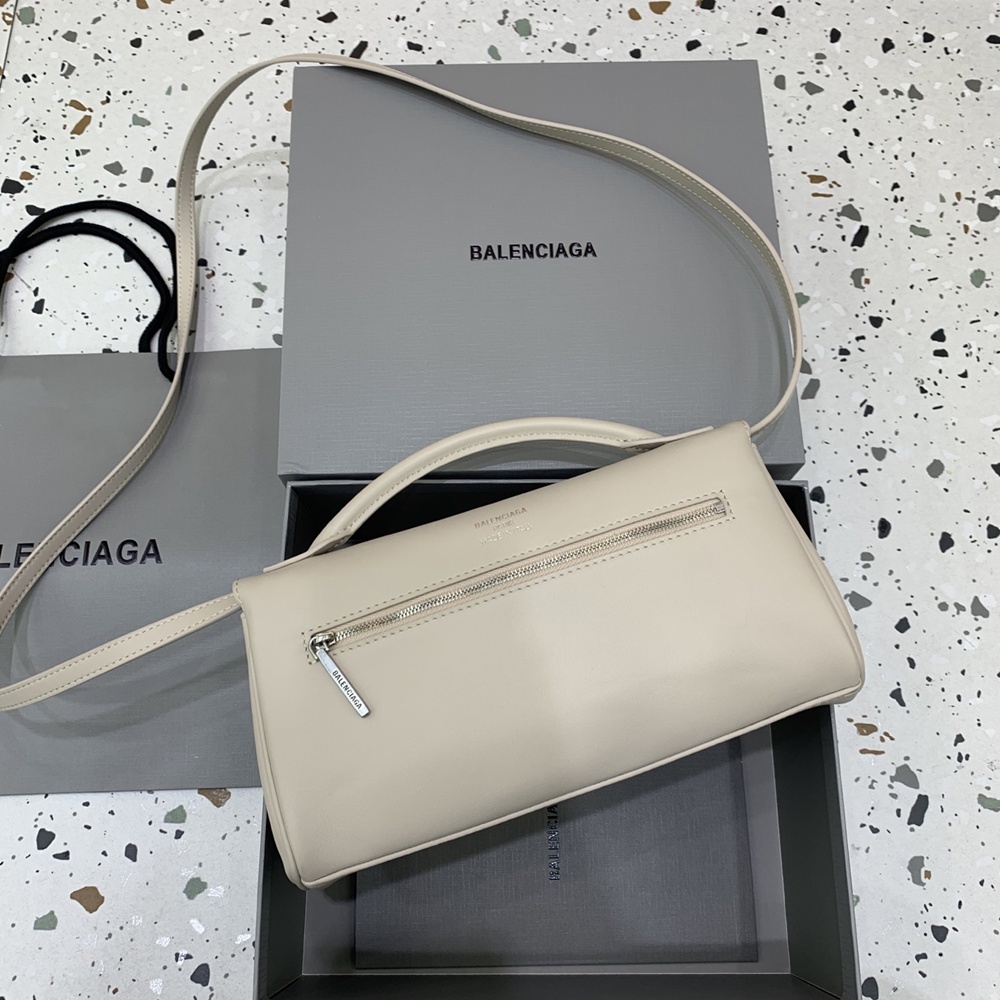 [발렌시아가] Balenciaga Air Clutch 발렌시아가 벨 에어 클러치 26x15x5cm