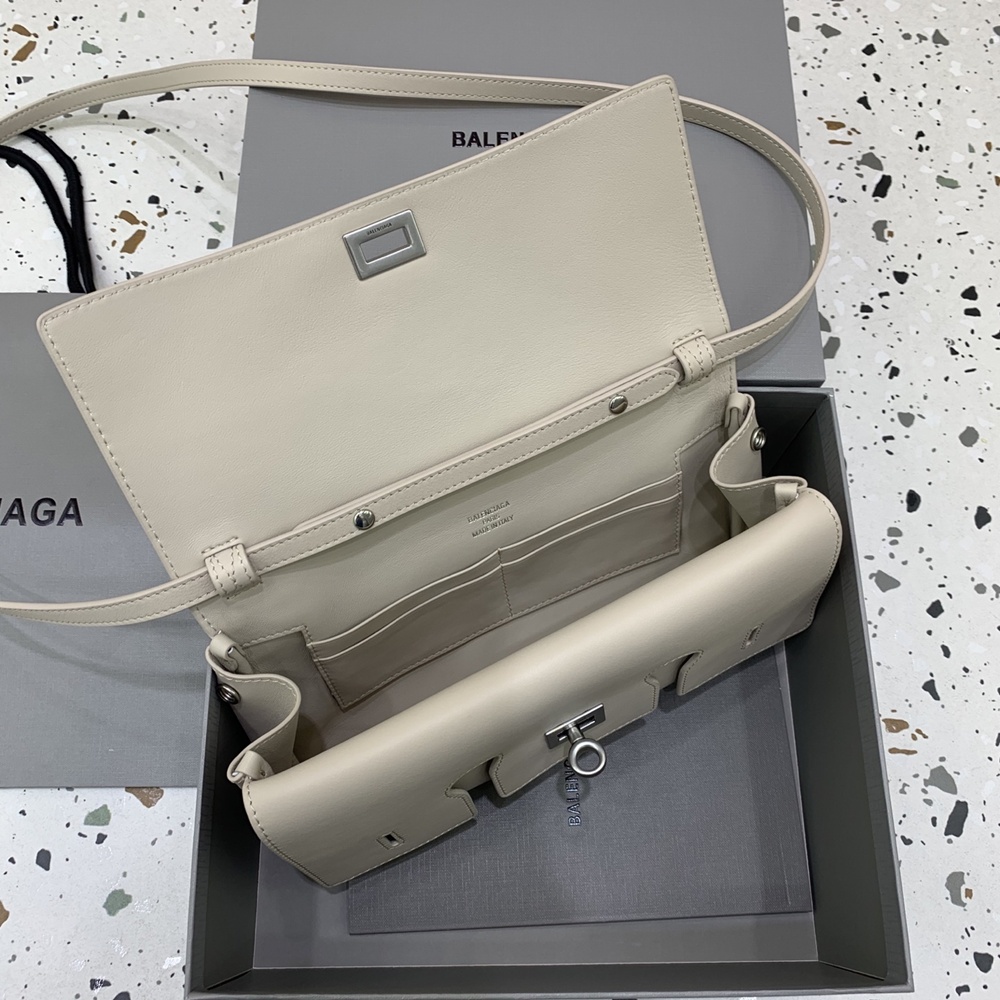 [발렌시아가] Balenciaga Air Clutch 발렌시아가 벨 에어 클러치 26x15x5cm