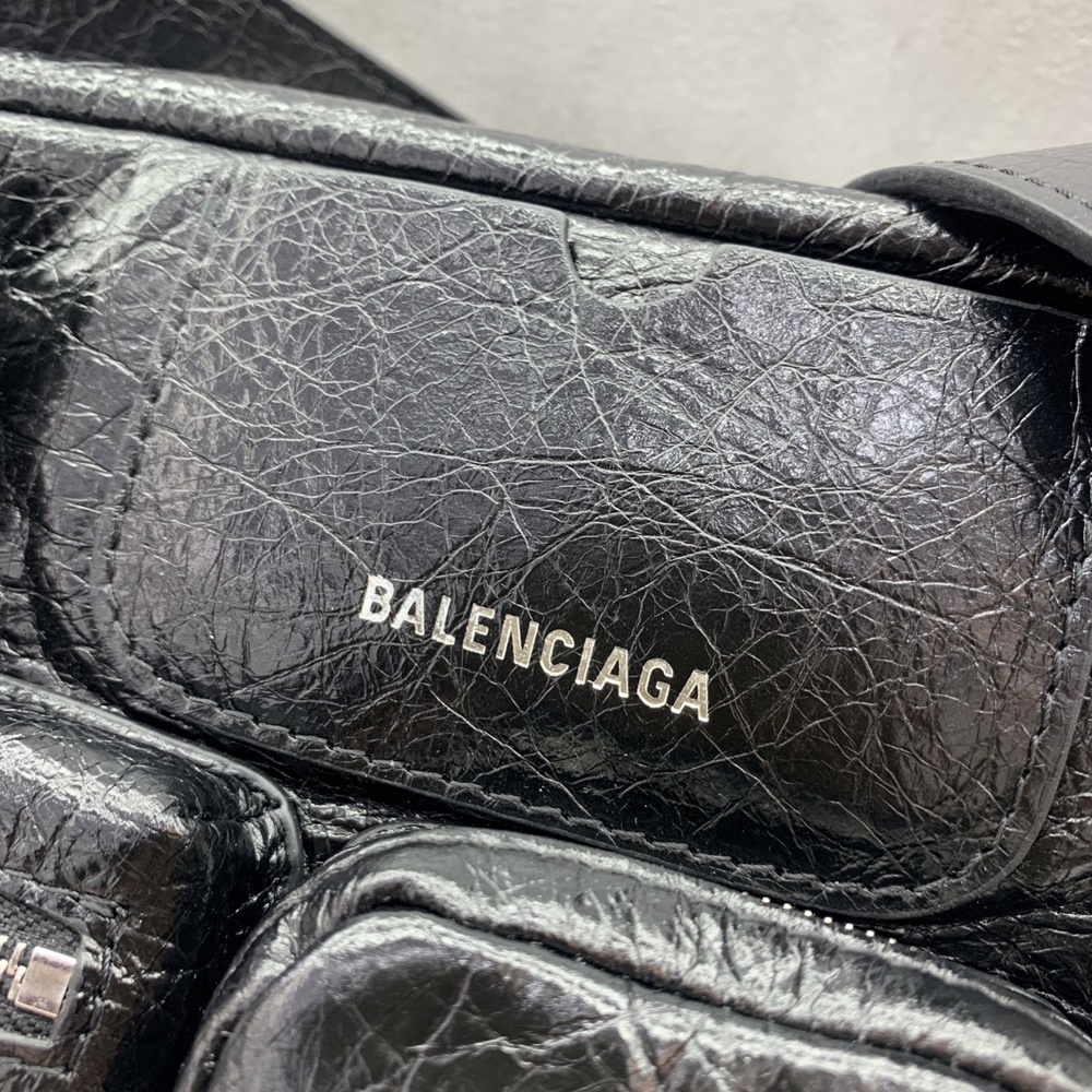 [발렌시아가] Balenciaga superbusy camera bag 슈퍼비지 카메라 백 22x16x6cm