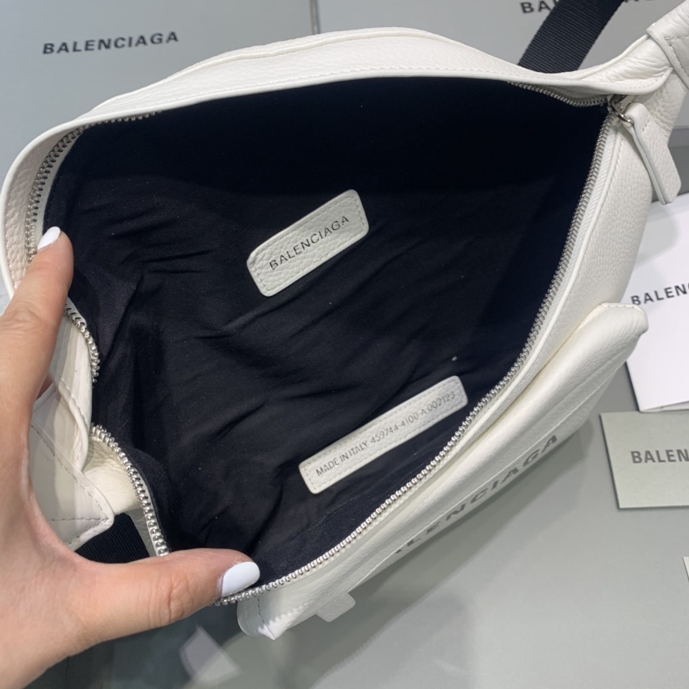 [발렌시아가] Balenciaga 로고 메신저 백 40x24x18cm