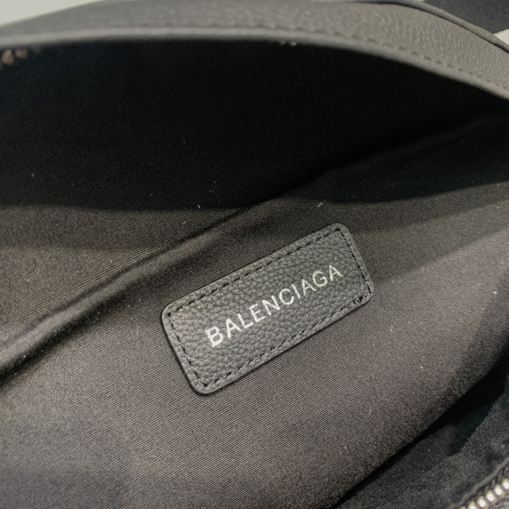 [발렌시아가] Balenciaga 로고 메신저 백 40x24x18cm