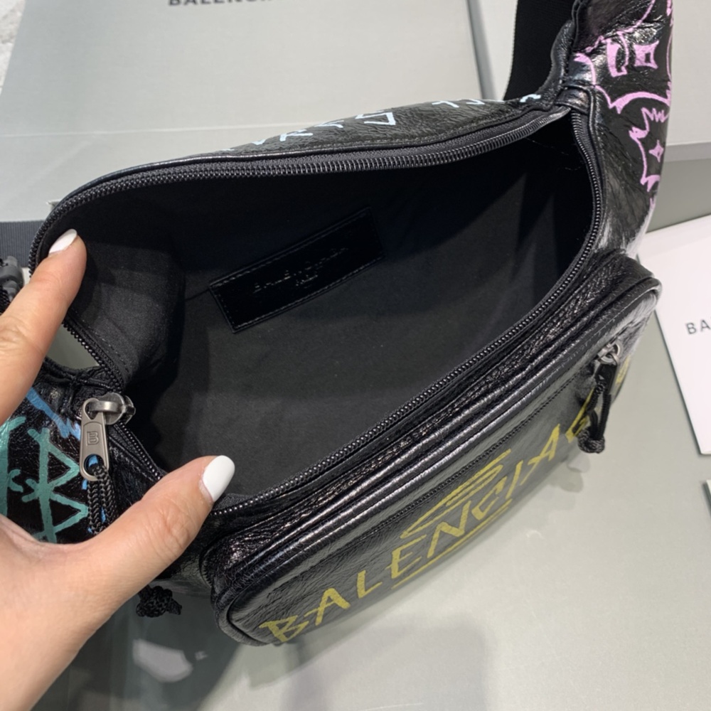 [발렌시아가] Balenciaga 로고 메신저 백 40x24x18cm